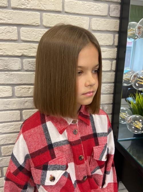 Безусловно, каждая девочка хочет внешне походить на свою маму, следовательно, и в плане прически она также стремиться быть похожей на нее. 01