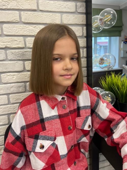 Безусловно, каждая девочка хочет внешне походить на свою маму, следовательно, и в плане прически она также стремиться быть похожей на нее. 02