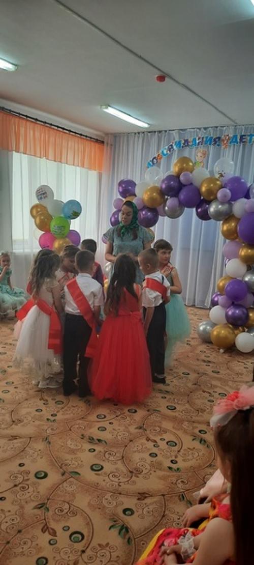 Выпускной бал - символ окончания прекрасной, беззаботной садиковской поры. 04