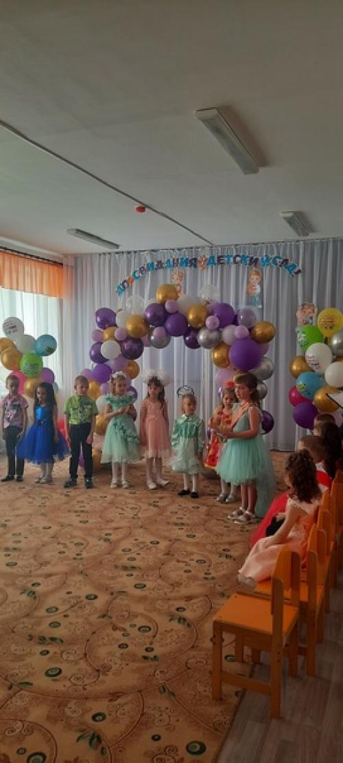 Выпускной бал - символ окончания прекрасной, беззаботной садиковской поры. 01