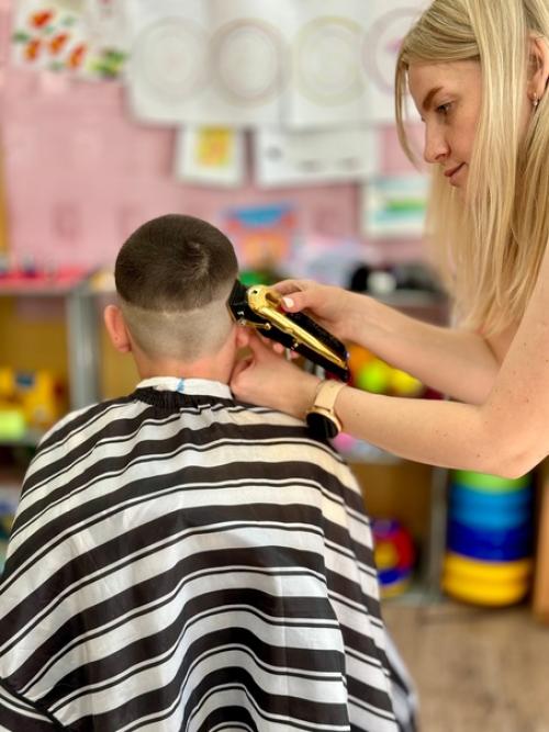 Барбер - волонтёр - Лемешева Виктория Сергеевна сделала модные стрижки нашим мальчишкам. 03