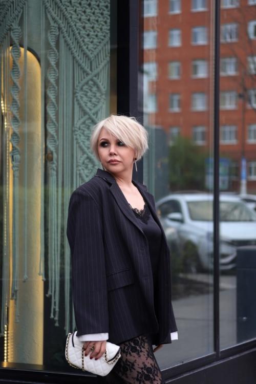 Стрижка и сочетание элементов в образе - это не просто модные тенденции, а важные аспекты самовыражения. 03