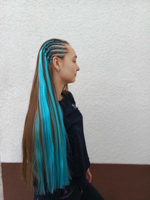 Заплетение виска с канекалоном - это стильный и популярный способ добавить яркости и объема прическе. 01