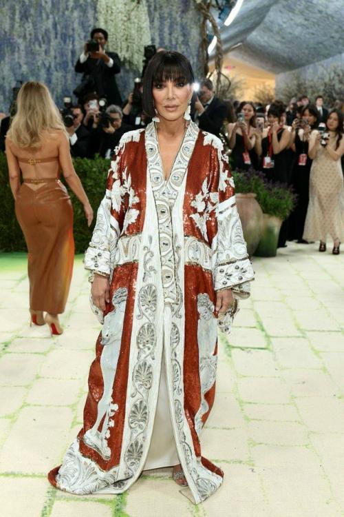 Met Gala в очередной раз доказал: красная дорожка давно перестала быть просто модным показом. 02