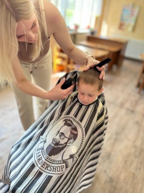 Барбер - волонтёр - Лемешева Виктория Сергеевна сделала модные стрижки нашим мальчишкам. 01