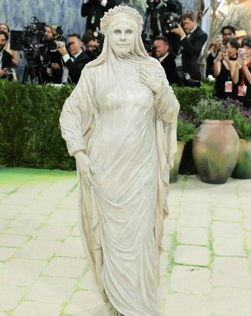 Met Gala в очередной раз доказал: красная дорожка давно перестала быть просто модным показом. 01