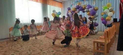 Выпускной бал - символ окончания прекрасной, беззаботной садиковской поры. 03