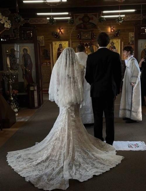 33-Летняя Карина кросс в брак с 21-летним хоккеистом вступила. 01