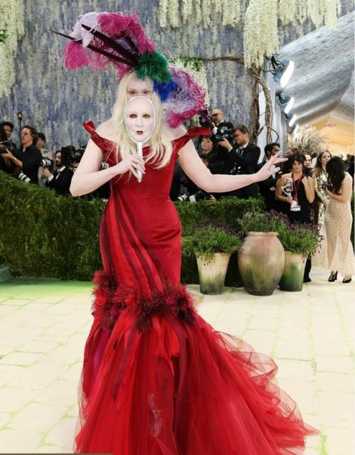 Met Gala в очередной раз доказал: красная дорожка давно перестала быть просто модным показом. 06