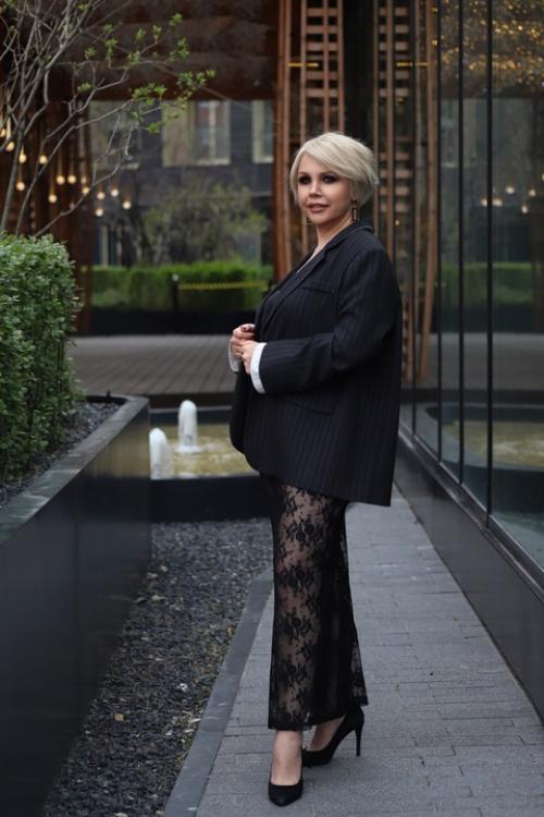 Стрижка и сочетание элементов в образе - это не просто модные тенденции, а важные аспекты самовыражения. 01