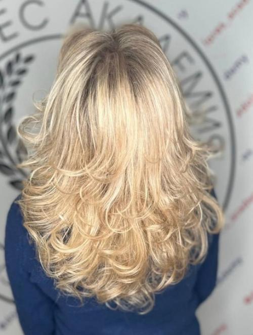 Красивая причёска придаёт женщине уверенности и делает её модной и стильной. 01