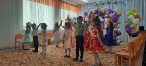 Выпускной бал - символ окончания прекрасной, беззаботной садиковской поры. 02