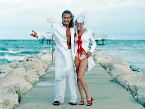 Парашют и пальто с трусами: самые нелепые свадебные наряды звезд. 02