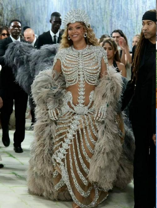 Met Gala в очередной раз доказал: красная дорожка давно перестала быть просто модным показом. 03