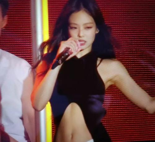 Pann нетизены говорят о том, как выглядела Дженни с ярким макияжем во второй день концертов в Японии. 01