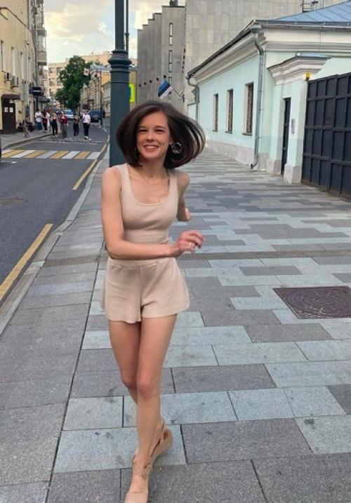 35-Летняя Екатерина шпица сменила прическу и стала похожа на школьницу. 02