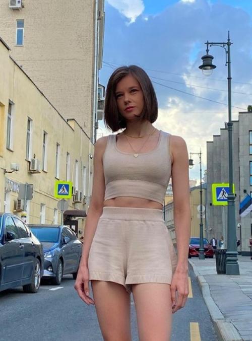 35-Летняя Екатерина шпица сменила прическу и стала похожа на школьницу. 01