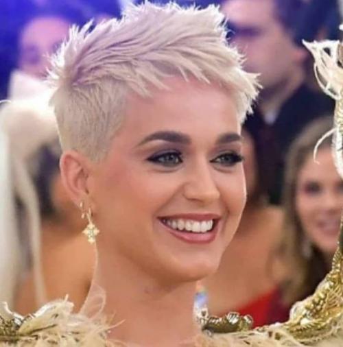 1-6?  Селебрити с короткими стрижками. 01