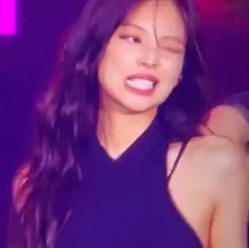 Pann нетизены говорят о том, как выглядела Дженни с ярким макияжем во второй день концертов в Японии. 02