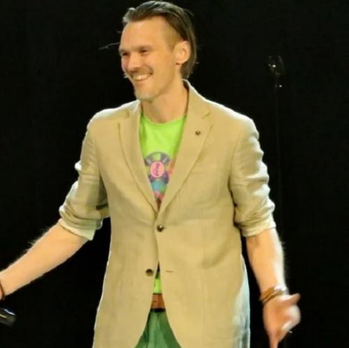 С бритыми висками и бородой: звезда 90-х снова появился на экране. 03