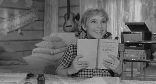 - с тумбочками у нас хорошо, а вот по части подушек бедствуем. 01 - с тумбочками у нас хорошо, а вот по части подушек бедствуем. 01