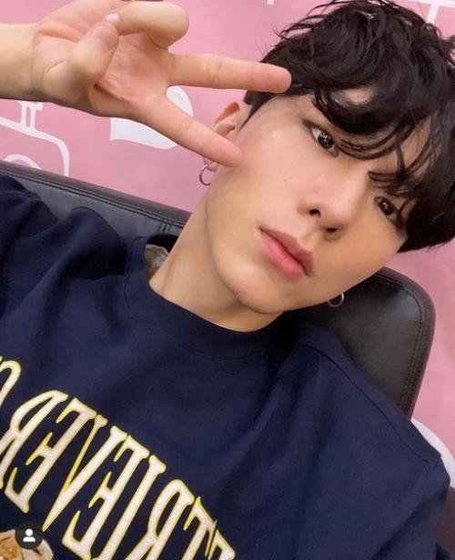 - кихён такой красивый, ему так идёт эта причёска, но меня не покидает чувство, что он зае * ался. 02