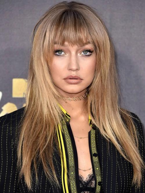 24 знаменитости, которым идет челка. 06