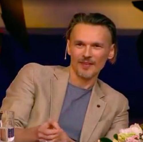 С бритыми висками и бородой: звезда 90-х снова появился на экране. 02