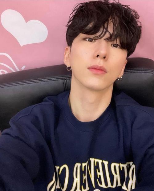 - кихён такой красивый, ему так идёт эта причёска, но меня не покидает чувство, что он зае * ался. 01