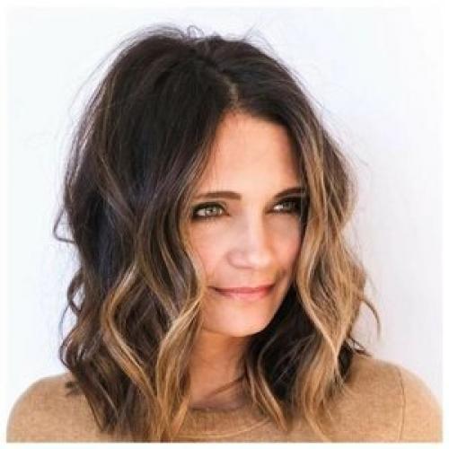 Локоны. Самая популярная укладка на средние волосы с удлиненной челкой на бок или прямой Шторка - это локоны. 03