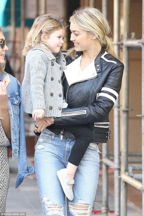 1/.   Крики детей раздаются по всему дому, а я ласково улыбаюсь, обращая внимания на мою маленькую дочку, которая веселится со всеми. 03 1/.   Крики детей раздаются по всему дому, а я ласково улыбаюсь, обращая внимания на мою маленькую дочку, которая веселится со всеми. 03