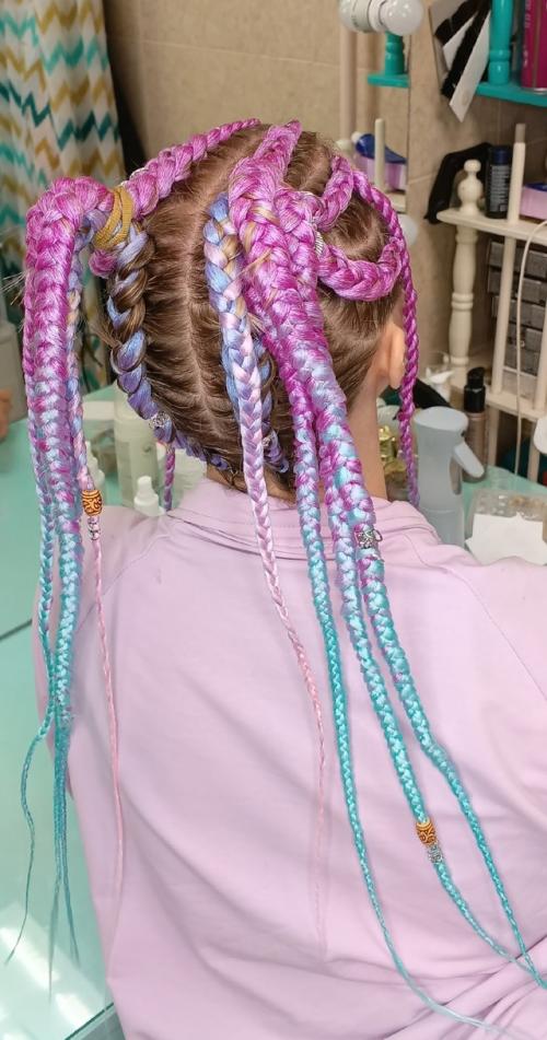 Прическа брейды в 2 хвоста с заплетёнными концами с добавлением цветного канекалона подходит как нельзя лучше для разного рода фестивалей. 04
