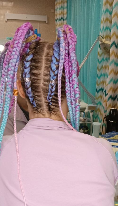 Прическа брейды в 2 хвоста с заплетёнными концами с добавлением цветного канекалона подходит как нельзя лучше для разного рода фестивалей. 03