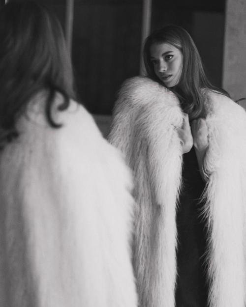 А так выглядит 14-летняя дочь веры Брежневой Сара киперман. 02