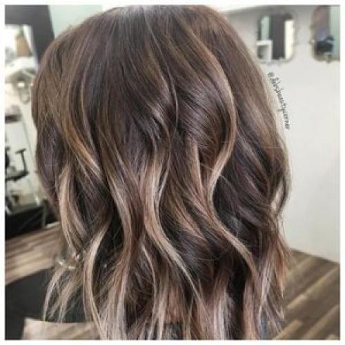 Локоны. Самая популярная укладка на средние волосы с удлиненной челкой на бок или прямой Шторка - это локоны. 02