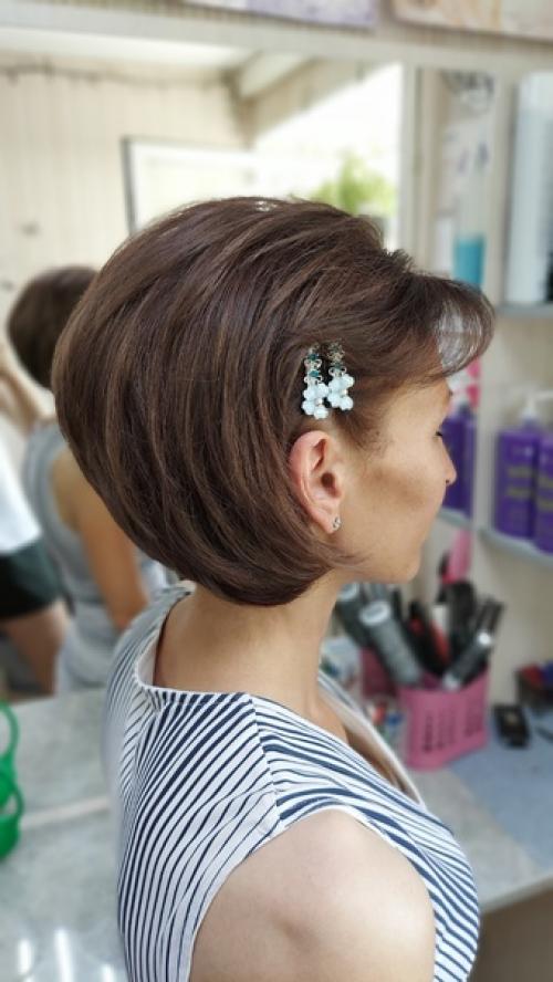 Праздничное событие - это повод для каждой женщины, чтобы покрасоваться, сделать макияж и прическу. 01