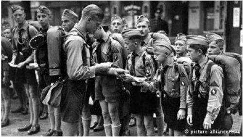 Прическа в стиле Гитлерюгенд (которую в народе также называют под фрица или под немца) - модная мужская стрижка с 2013 года. 02