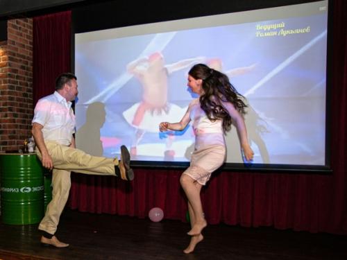 Разглядываю фотографии с вероникиного выпускного. 03