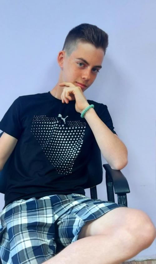 Правильно подобранная стрижка являются основополагающей деталью любого образа. 04