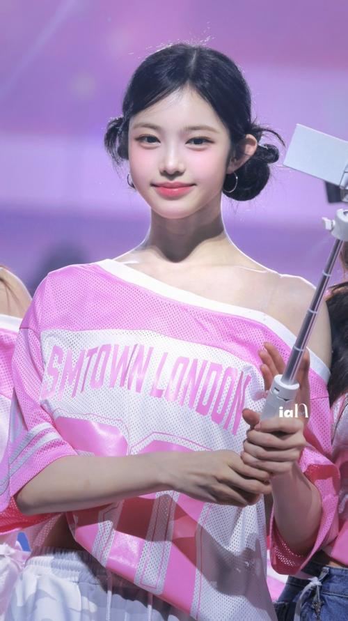 Корейские фанаты продолжают восхищаться причёсками Иан из Hearts2hearts. 01