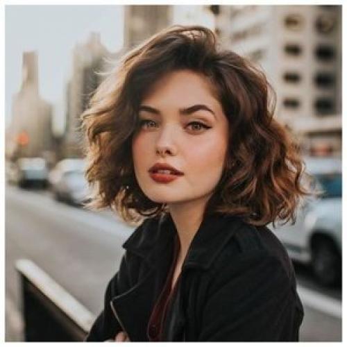 Локоны. Самая популярная укладка на средние волосы с удлиненной челкой на бок или прямой Шторка - это локоны. 04