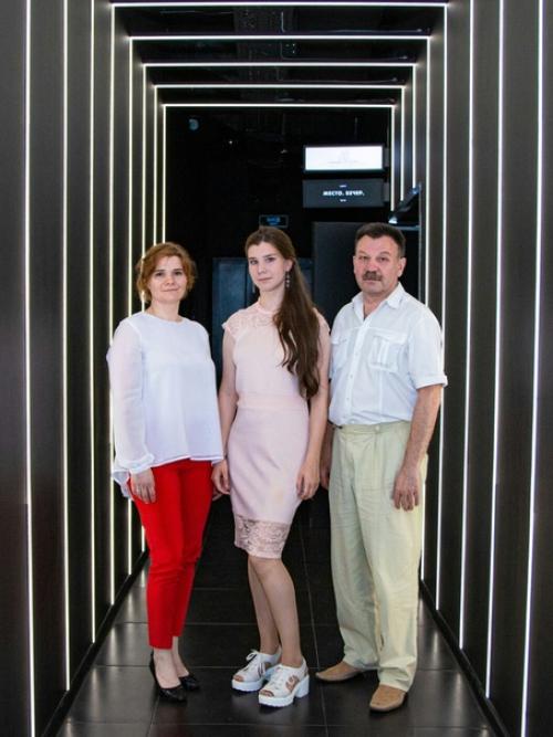 Разглядываю фотографии с вероникиного выпускного. 05