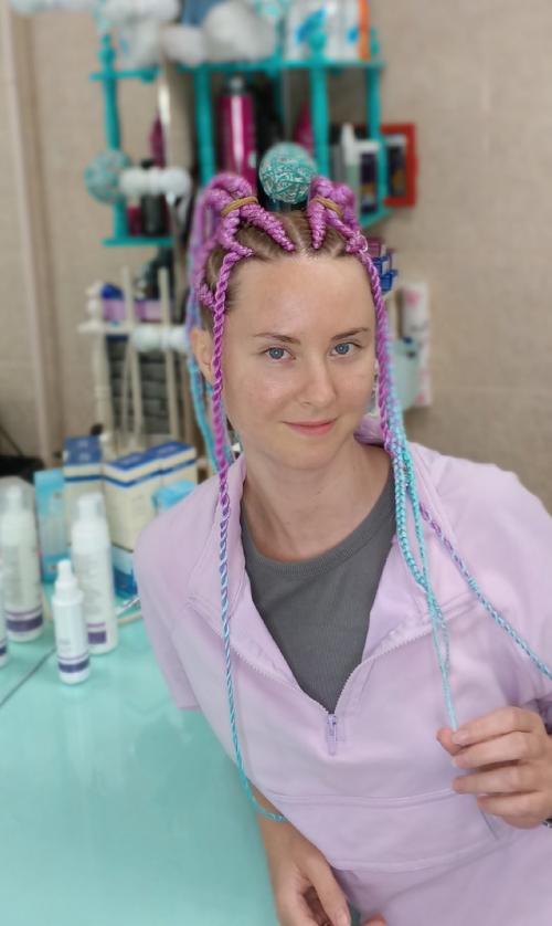 Прическа брейды в 2 хвоста с заплетёнными концами с добавлением цветного канекалона подходит как нельзя лучше для разного рода фестивалей. 06