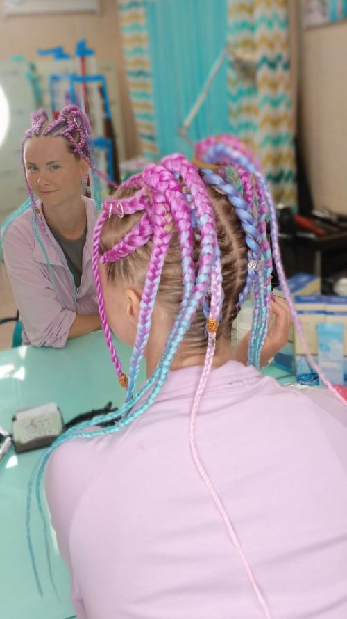 Прическа брейды в 2 хвоста с заплетёнными концами с добавлением цветного канекалона подходит как нельзя лучше для разного рода фестивалей. 05