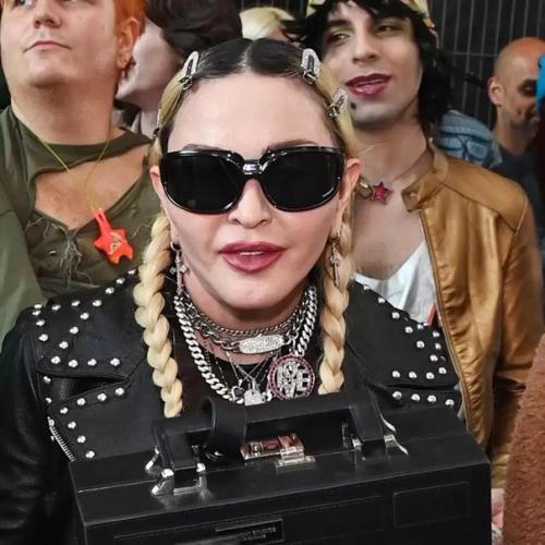 Ночью прогремела новость - 64-летнюю мадонну срочно госпитализировали после того, как нашли дома без сознания. 06