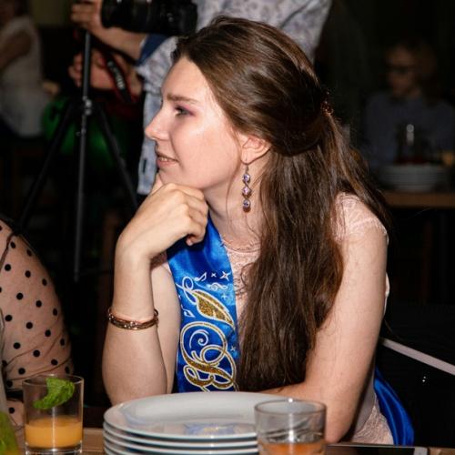 Разглядываю фотографии с вероникиного выпускного. 02