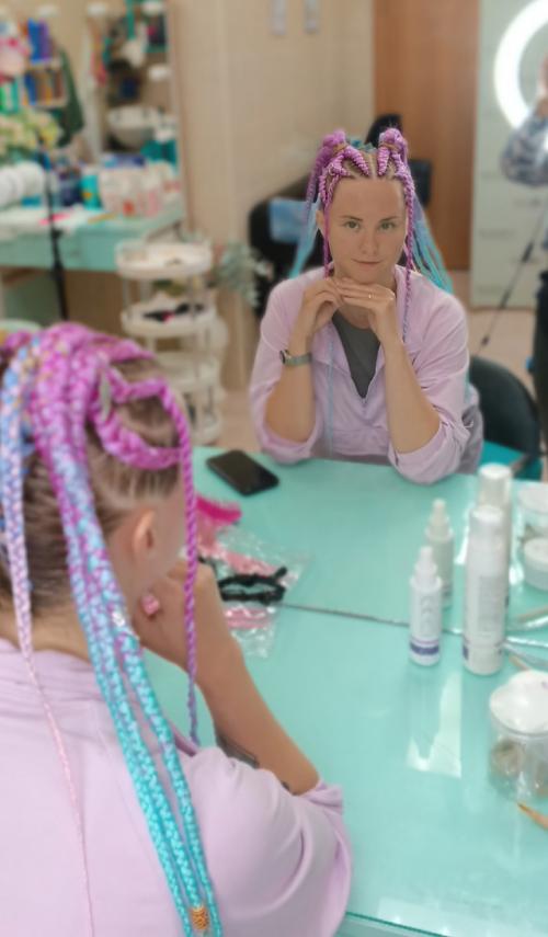 Прическа брейды в 2 хвоста с заплетёнными концами с добавлением цветного канекалона подходит как нельзя лучше для разного рода фестивалей. 02