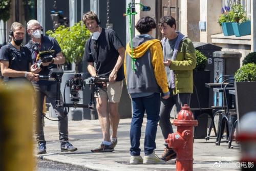 Барри Аллен сам себя на фото со съёмок Флэша встречает. 02 Барри Аллен сам себя на фото со съёмок Флэша встречает. 02