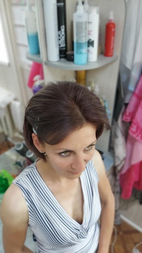 Праздничное событие - это повод для каждой женщины, чтобы покрасоваться, сделать макияж и прическу. 03