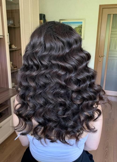 Локоны - это тоже прическа, на которую требуется не меньше, а иногда даже больше времени, чем на пучок. 03